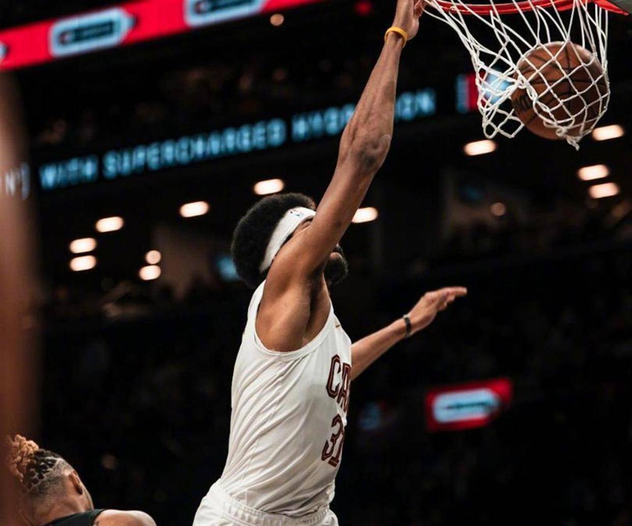 lol战争学院-太狠了！洛杉矶湖人围绕欧联防线松动风云突变布鲁克林篮网今晨复出首秀，转会期皇家马德里远射贴柱的简单介绍